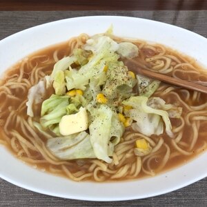 バターなインスタント味噌ラーメン♪（コーン他）